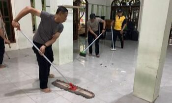 Pasca Olah TKP, Polres Metro Jakarta Utara Bersihkan Masjid SMAN 72 Kelapa Gading untuk Pulihkan Kondisi dan Hilangkan Traumatis Warga Sekolah