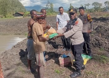 Polsek Kurulu Sambangi Warga Kampung Isaima, Ajak Bersama Jaga Keamanan