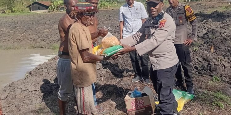 Polsek Kurulu Sambangi Warga Kampung Isaima, Ajak Bersama Jaga Keamanan