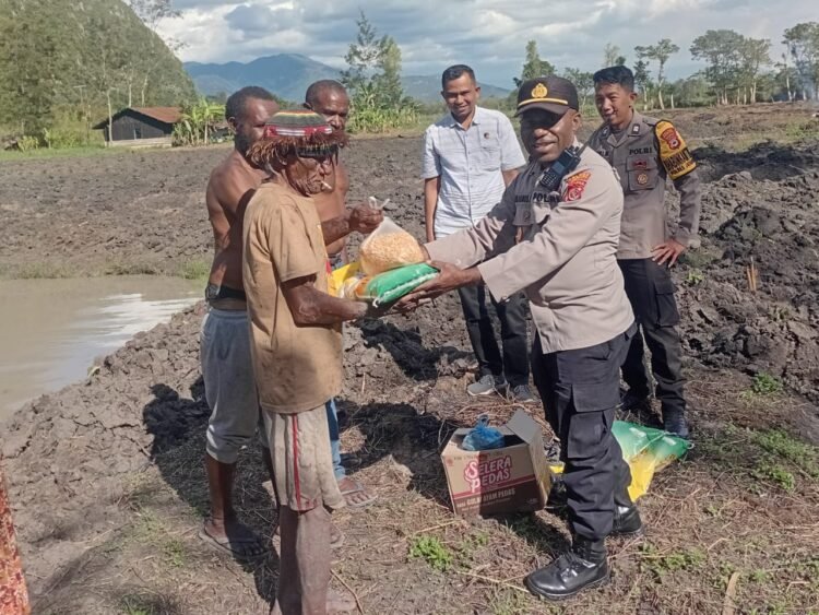 Polsek Kurulu Sambangi Warga Kampung Isaima, Ajak Bersama Jaga Keamanan