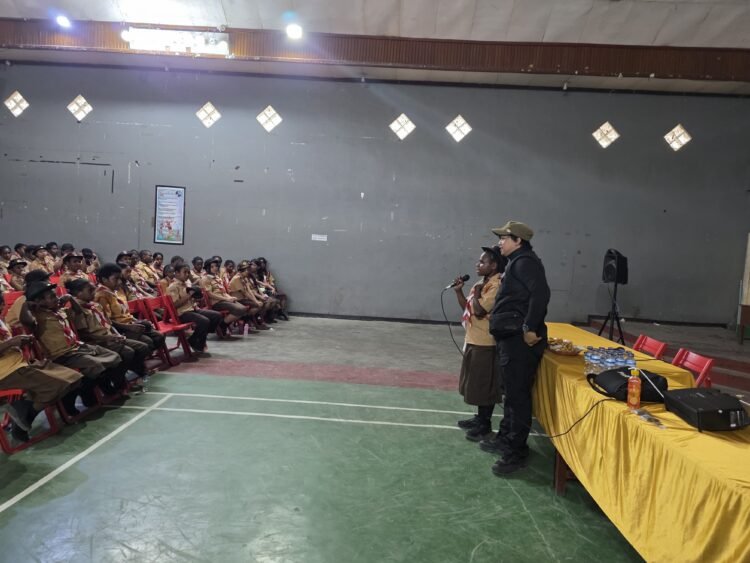 Sat Resnarkoba Polres Jayawijaya Berikan Penyuluhan Bahaya Narkoba dan Tanamkan Semangat Cinta Tanah Air kepada Siswa-siswi Pramuka