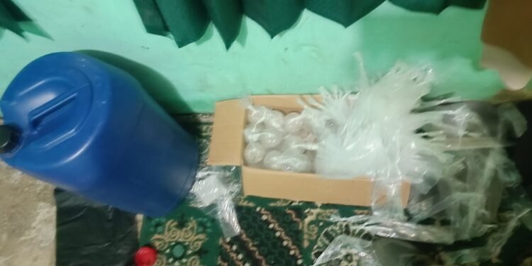 Sat Resnarkoba Polres Jayawijaya Hentikan Aktivitas Produksi Minuman Keras Lokal Jenis Cap Tikus