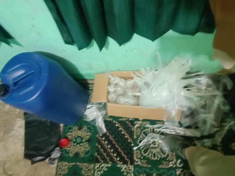 Sat Resnarkoba Polres Jayawijaya Hentikan Aktivitas Produksi Minuman Keras Lokal Jenis Cap Tikus