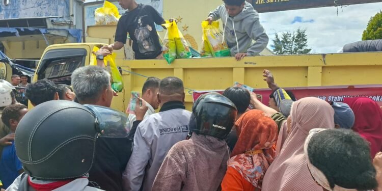 Sat Reskrim Polres Jayawijaya Salurkan 5 Ton Beras Gpm Untuk Masyarakat di Jalan Pramuka