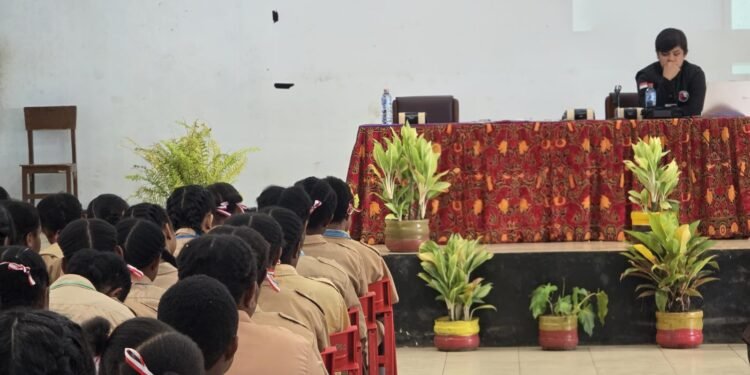 Sat Resnarkoba Polres Jayawijaya Gelar Penyuluhan Bahaya Narkoba di Sma Negeri 1 Wamena