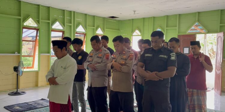 Kapolres Mamberamo Raya Bersama Anggota Melaksanakan Sholat Goib