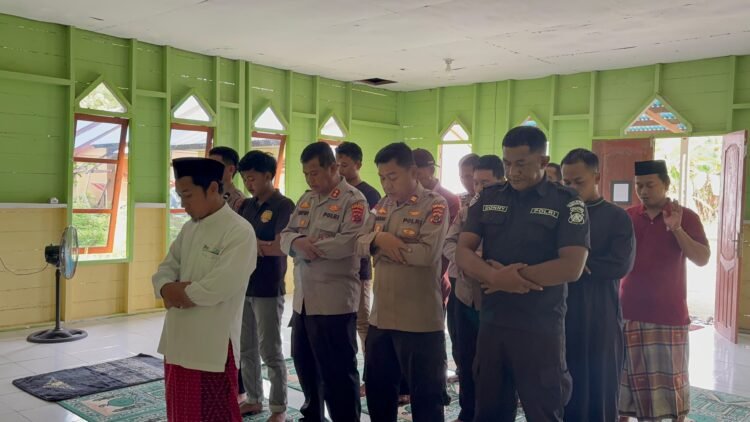 Kapolres Mamberamo Raya Bersama Anggota Melaksanakan Sholat Goib