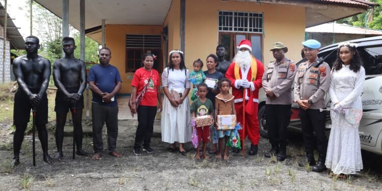 Polres Sarmi Tebar Kegembiraan Lewat Patroli Santa Ceria