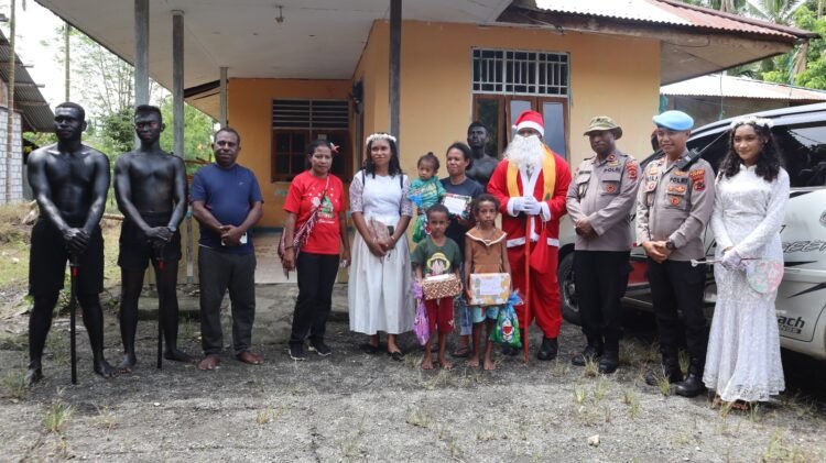 Polres Sarmi Tebar Kegembiraan Lewat Patroli Santa Ceria