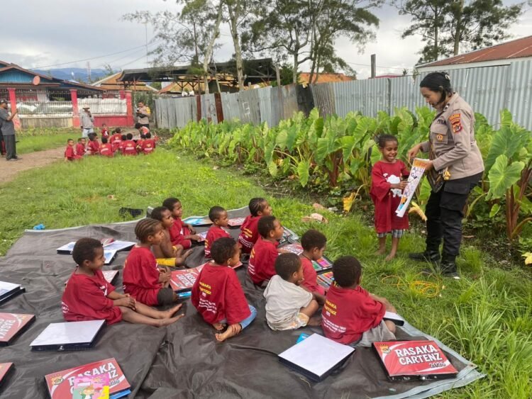 Subsatgas SI IPAR Operasi Rasaka Cartenz 2025 Gelar Edukasi Anak di Halaman Rumah Warga Wamena