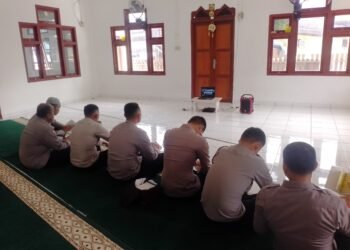 Personel Polres Sarmi Ikuti Binroh Secara Daring di Masjid Nur Rahmat