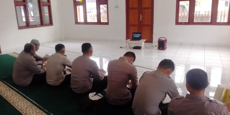 Personel Polres Sarmi Ikuti Binroh Secara Daring di Masjid Nur Rahmat