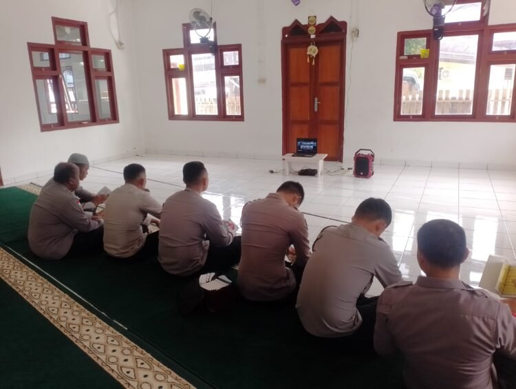 Personel Polres Sarmi Ikuti Binroh Secara Daring di Masjid Nur Rahmat