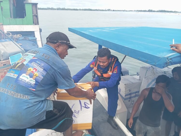 Sat Polairud Polres Sarmi Evakuasi Barang Dagangan Milik Warga Mamberamo