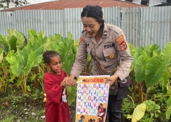 Rasaka Cartenz 2025: Polisi Ajak Anak Wamena Kenal Huruf Lewat Cara Seru