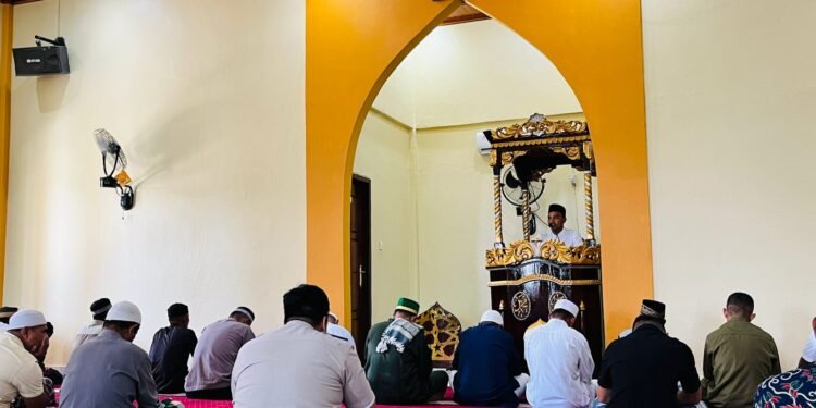 Personel Polres Sarmi Tebar Pesan Kamtibmas Lewat Jum’at Religi