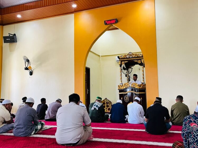 Personel Polres Sarmi Tebar Pesan Kamtibmas Lewat Jum’at Religi