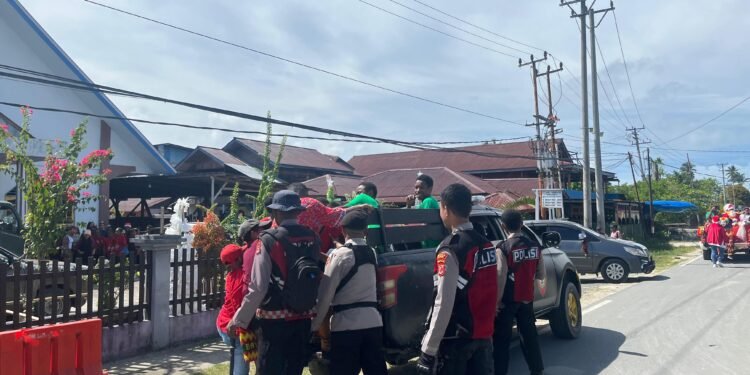 Polres Sarmi Kawal Pawai Santa Claus GKI Maranatha, Warga Antusias Menyambut Natal