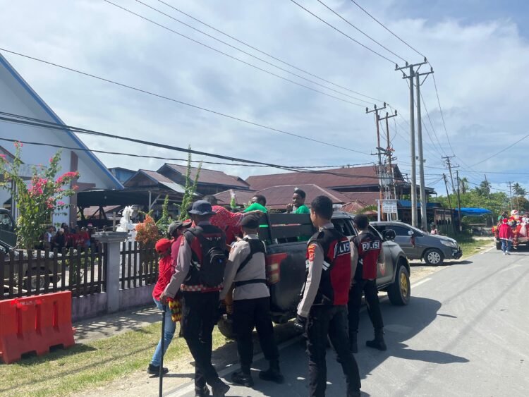 Polres Sarmi Kawal Pawai Santa Claus GKI Maranatha, Warga Antusias Menyambut Natal