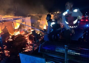 Polres Sarmi Bersama Polsek Sarmi Kota Respon Cepat Kebakaran di Kampung Sarmo