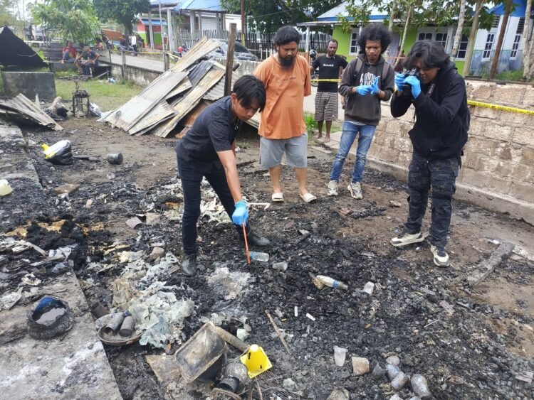 Sat Reskrim Polres Sarmi Laksanakan Olah TKP Kebakaran di Kampung Sarmo