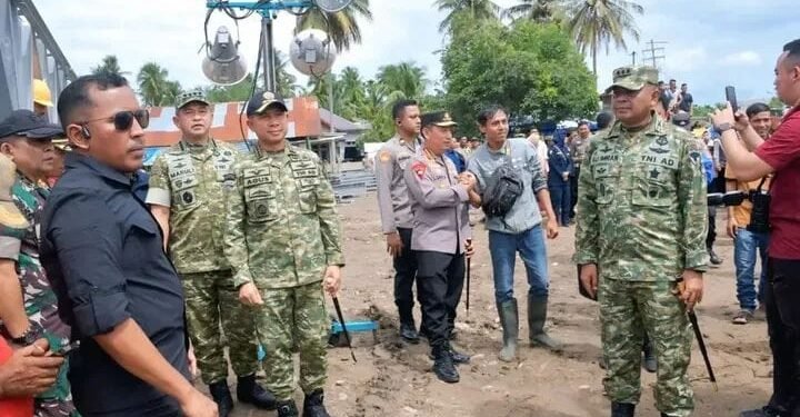 Panglima TNI Dampingi Presiden RI Tinjau Jembatan Bailey dan Pengungsian Korban Bencana di Bireuen, Aceh