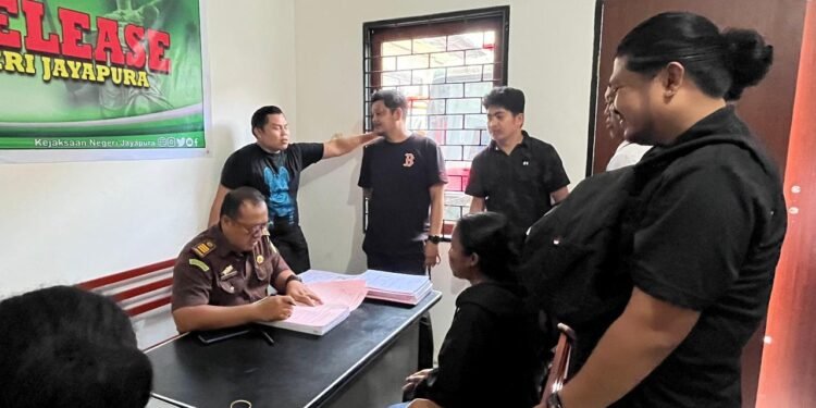 Sat Reskrim Polres Sarmi Limpahkan Tersangka Pembunuhan Anak ke Kejaksaan