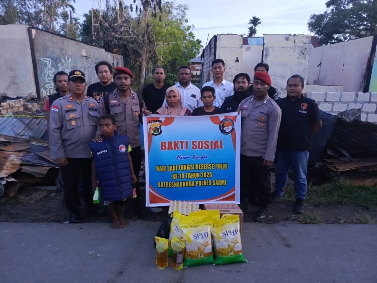 Polres Sarmi Peduli: Reskrim dan Narkoba Gelar Baksos untuk Korban Kebakaran di Hari Jadi ke-78