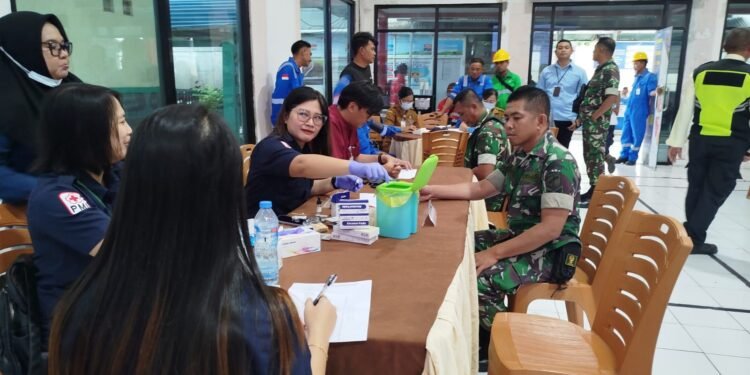 Semangat Kemanusiaan, Personel Kodim 1310/Bitung Turut Partisipasi Donor Darah Di HUT PT. Pertamina Ke-68