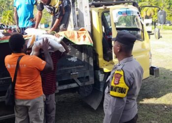 Polsek Pantai Barat Dampingi Penyaluran Bantuan Pangan di Distrik Pantai Barat
