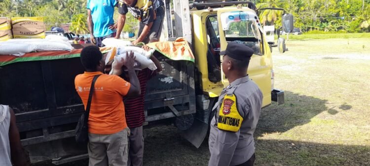 Polsek Pantai Barat Dampingi Penyaluran Bantuan Pangan di Distrik Pantai Barat