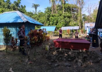 Personil Pos Shelter Sat Samapta Polres Sarmi Bantu Proses Pemakaman Warga Serwar Baru