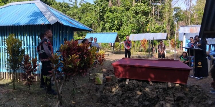 Personil Pos Shelter Sat Samapta Polres Sarmi Bantu Proses Pemakaman Warga Serwar Baru