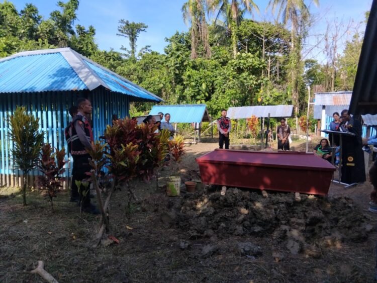 Personil Pos Shelter Sat Samapta Polres Sarmi Bantu Proses Pemakaman Warga Serwar Baru