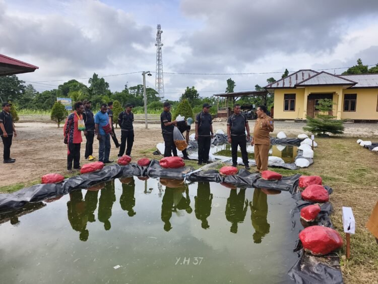 Polsek Bonggo Isi 3.200 Benih Ikan Tawar di Kolam Merah Putih