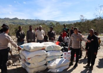 Polres Jayawijaya Salurkan Bantuan untuk Warga Terdampak Longsor di Kampung Pobiatma