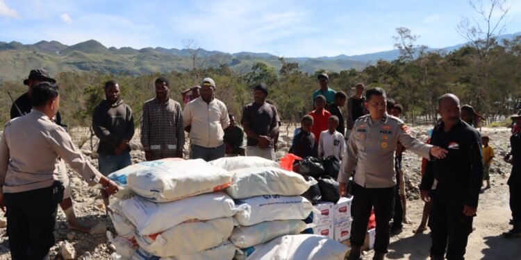 Polres Jayawijaya Salurkan Bantuan untuk Warga Terdampak Longsor di Kampung Pobiatma