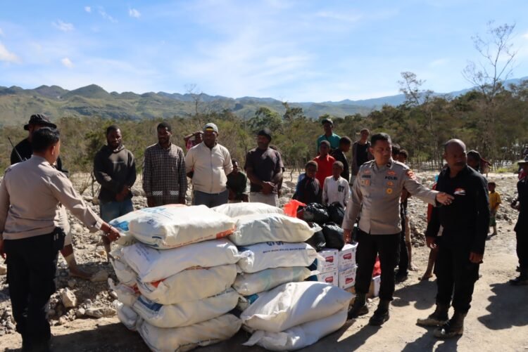 Polres Jayawijaya Salurkan Bantuan untuk Warga Terdampak Longsor di Kampung Pobiatma