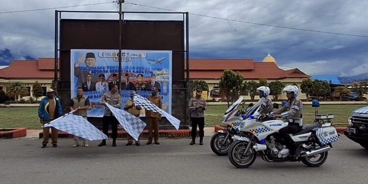 Polda Papua Mengawal Distribusi Beras Sphp Untuk Stabilitas Harga Menjelang Natal dan Tahun Baru 2025