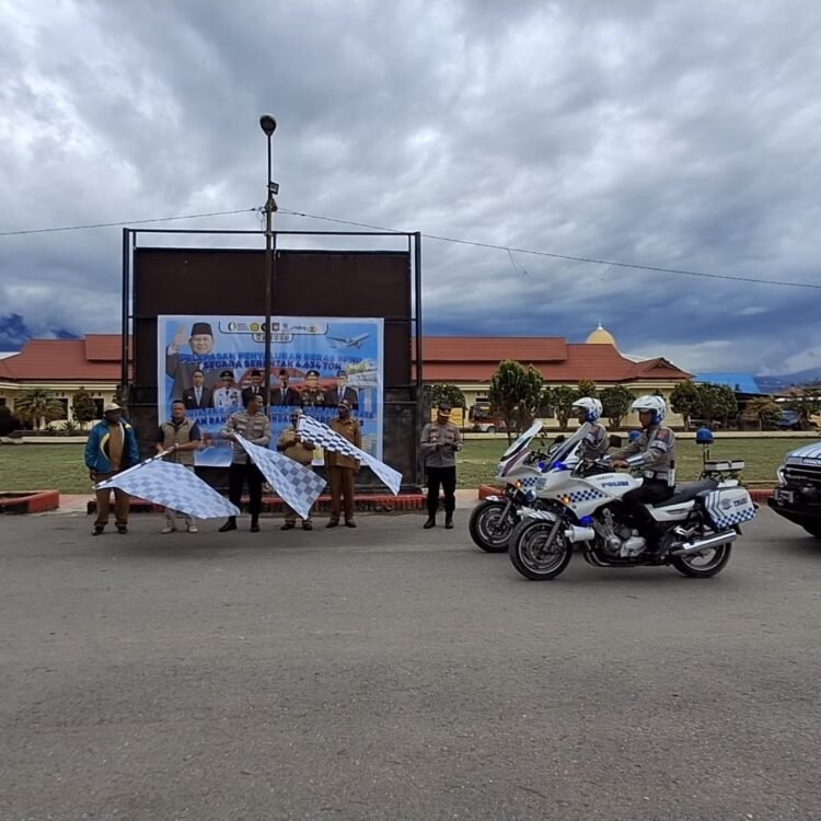 Polda Papua Mengawal Distribusi Beras Sphp Untuk Stabilitas Harga Menjelang Natal dan Tahun Baru 2025