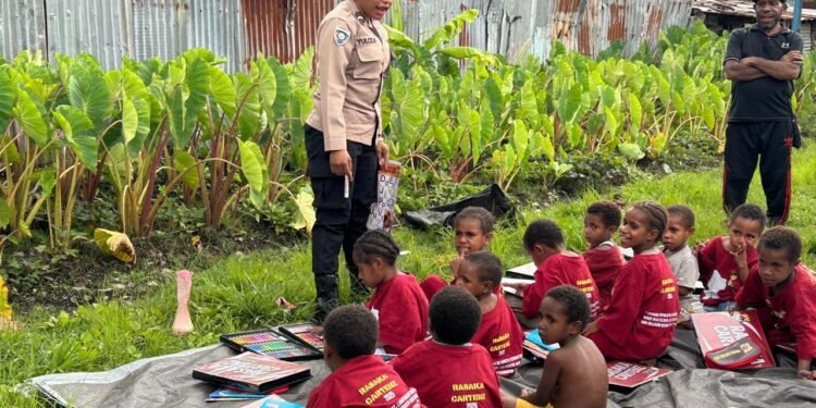 Polisi Pi Ajar Hadir Di Tengah Masyarakat Wamena Melalui Operasi Rasaka Cartenz 2025