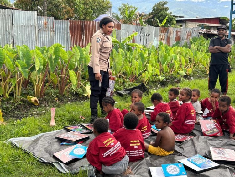 Polisi Pi Ajar Hadir Di Tengah Masyarakat Wamena Melalui Operasi Rasaka Cartenz 2025