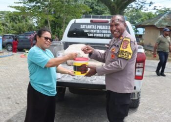 Polres Sarmi Tebar Kasih Natal Lewat Bakti Sosial di Gereja Ebenheizer