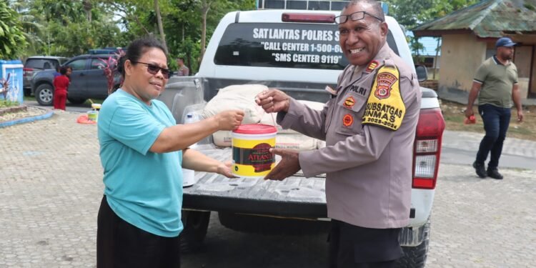 Polres Sarmi Tebar Kasih Natal Lewat Bakti Sosial di Gereja Ebenheizer