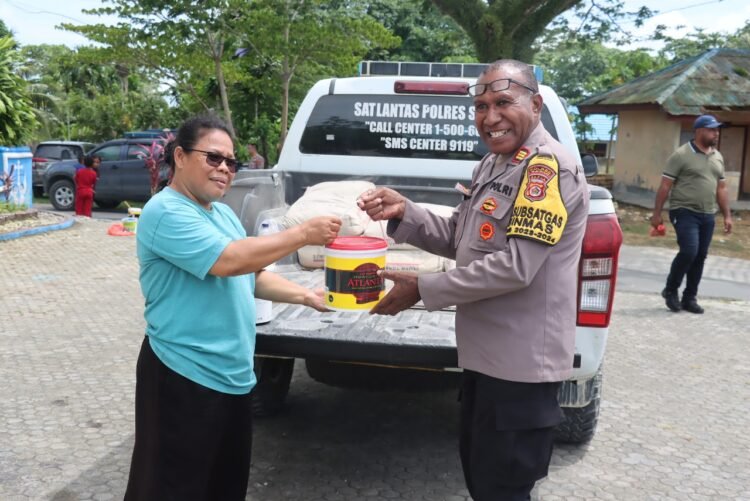 Polres Sarmi Tebar Kasih Natal Lewat Bakti Sosial di Gereja Ebenheizer