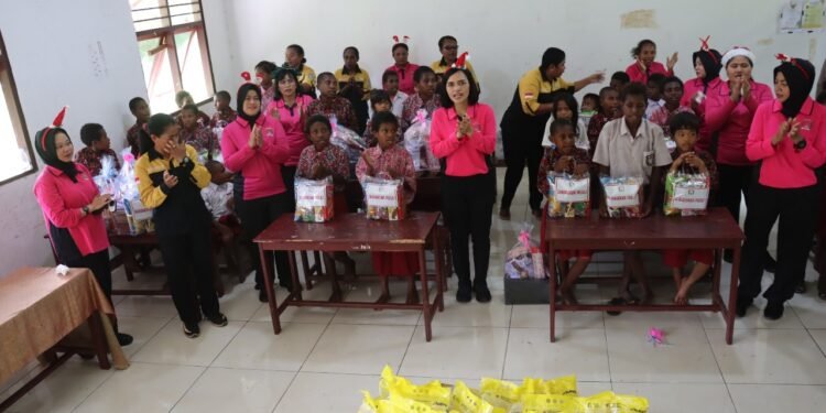 Polres dan Bhayangkari Sarmi Hadirkan Sukacita Natal bagi Siswa SDN Wapoania