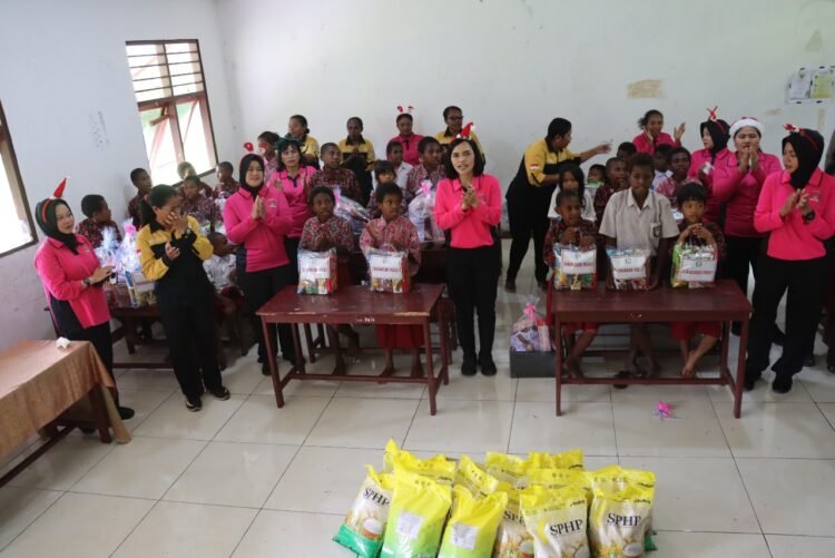 Polres dan Bhayangkari Sarmi Hadirkan Sukacita Natal bagi Siswa SDN Wapoania