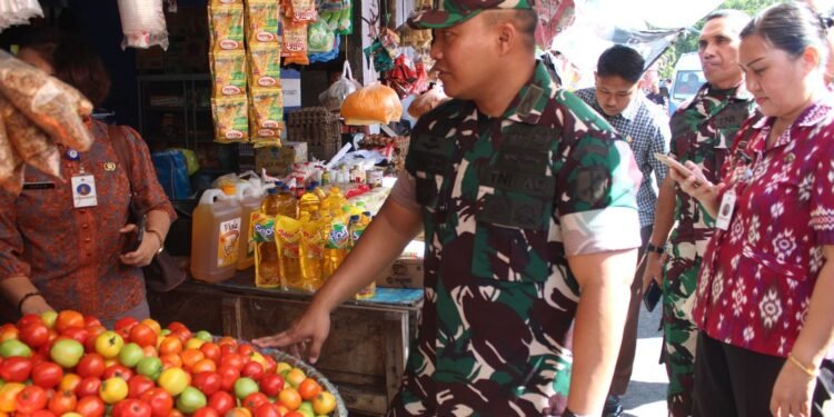 Pastikan Harga Sembako Stabil, Dandim 1310/Bitung bersama Pemerintah Kota Bitung Sidak Pasar Winenet