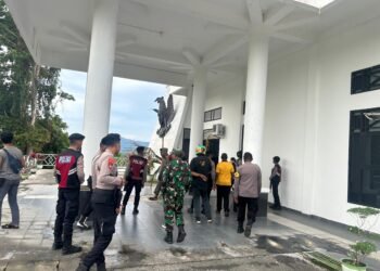 Polres Sarmi amankan Aksi Pemalangan di 3 Kantor Pemda Sarmi oleh massa tenaga honorer
