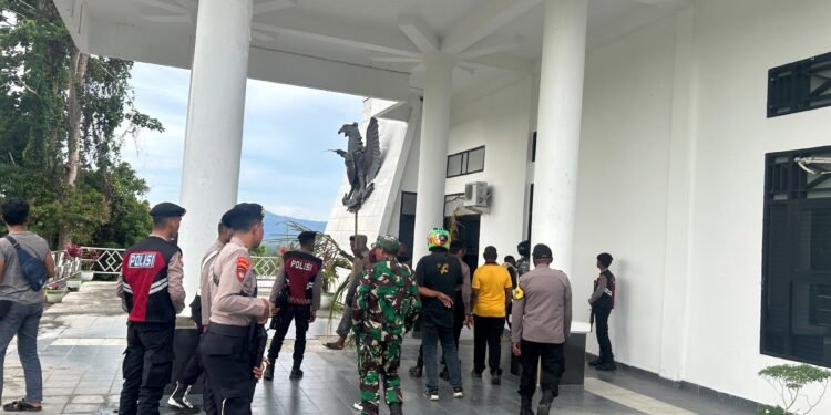 Polres Sarmi amankan Aksi Pemalangan di 3 Kantor Pemda Sarmi oleh massa tenaga honorer